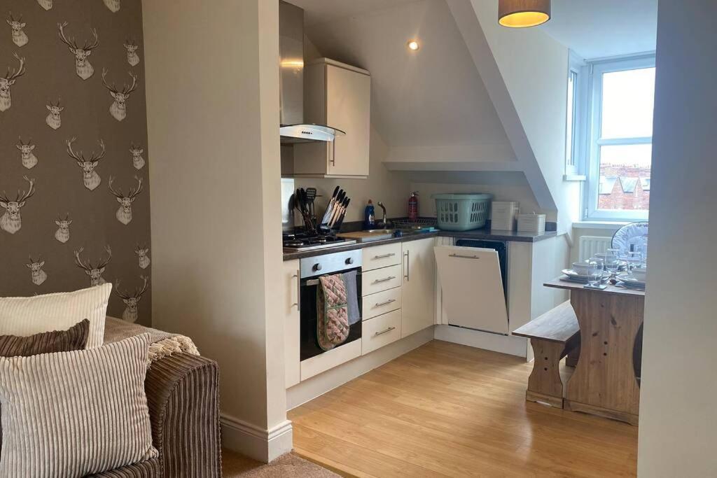 Upper 2 Bedroom Apartment In The Heart Of Jesmond 뉴캐슬어폰타인 외부 사진