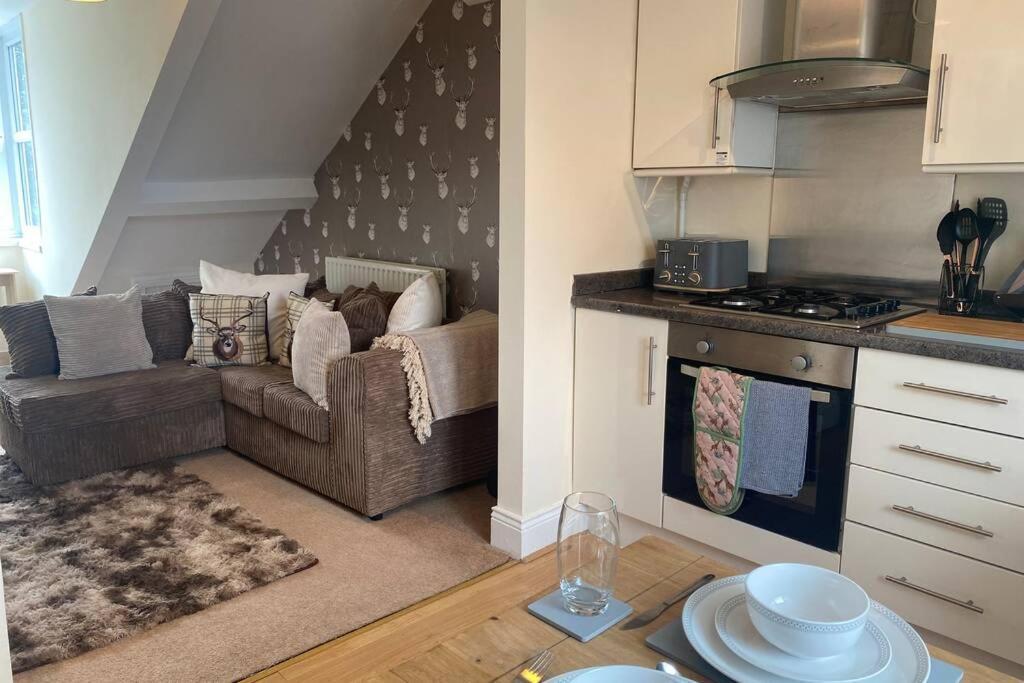 Upper 2 Bedroom Apartment In The Heart Of Jesmond 뉴캐슬어폰타인 외부 사진