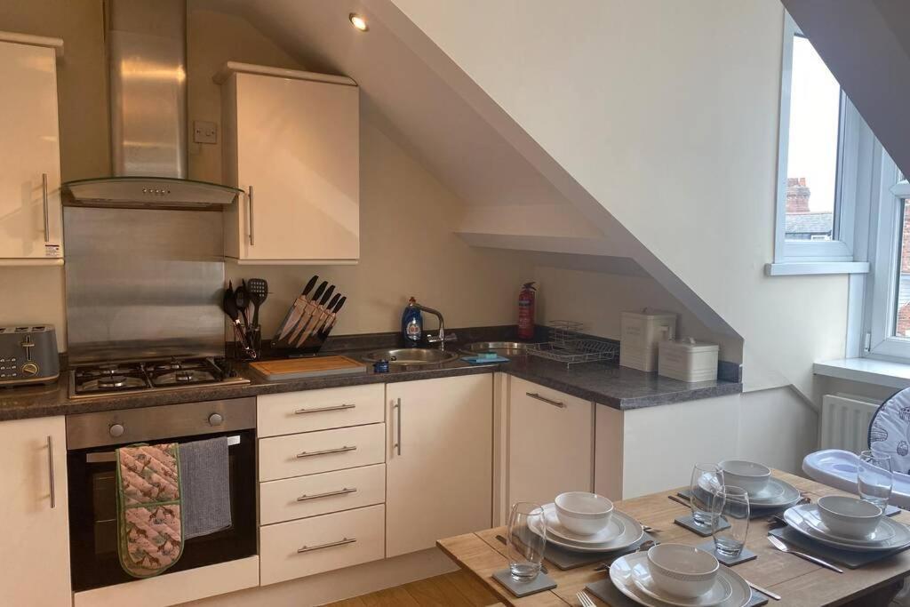 Upper 2 Bedroom Apartment In The Heart Of Jesmond 뉴캐슬어폰타인 외부 사진